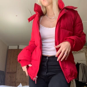 Vinterjacka - Röd vinterjacka med avtagbara ärmar | grymt skick | står ingen storlek men skulle säga M | köparen står för frakt 🤍
