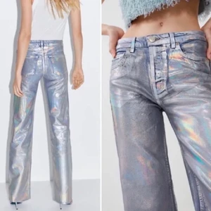 Glittriga zara jeans - Säljer dessa glittriga zara jeans! Storlek 34 men skulle säga att dom även passar 36. Sitter bra på mig som är 166