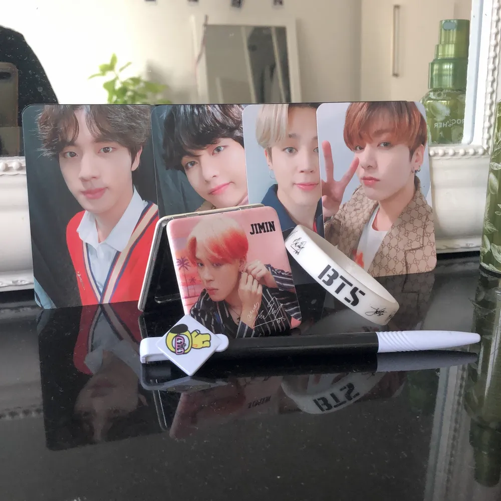 Säljer allt då det inte kommer till användning numera. I paketet ingår photocards som är från min armybomb, jimin spegel, armband samt chimmy penna som har använts några gånger. Paketpris 150kr. Övrigt.