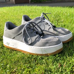 Nike Air Force 1 - Näst intill oanvända skor i storlek 40,5. Pris kan diskuteras