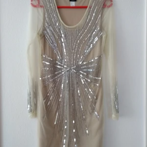 Fest klänning  - Fest klänning från H&M och säljes för 100 kr. Storleken klänningen har är S och kan mötas upp i Arlöv och Malmö.