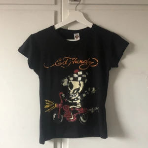 Ed hardy tshirt - Asnajs tshirt med prislappen kvar. Inga skråmor alls och aldrig använd. Fraktinfo står nedan 