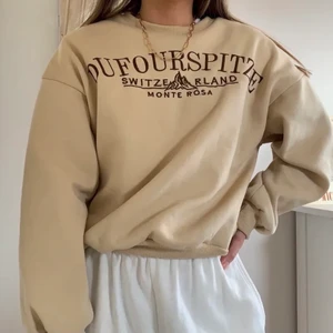 Sweatshirt med broderad text - Beige tröja med broderad brun text. Säljer pga att den inte kommer till användning🤎