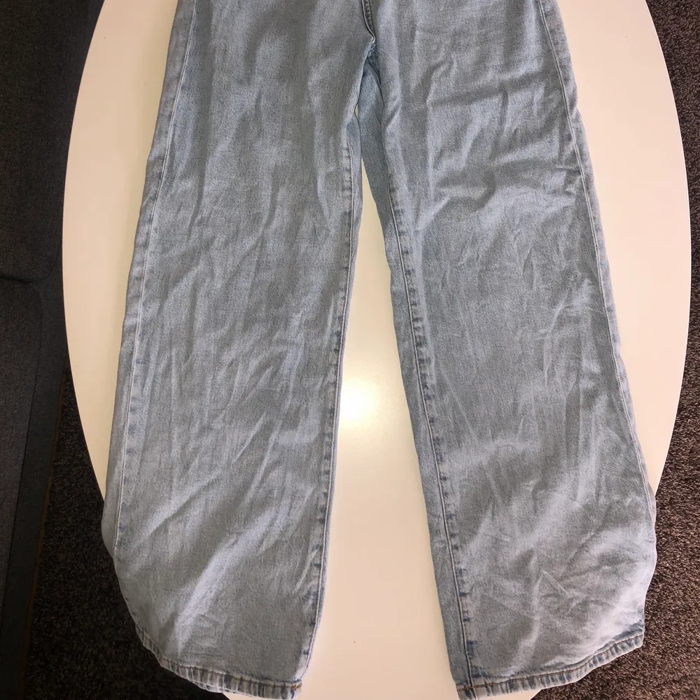Jag säljer mina snygga jeans i storlek 38 som inte kommer till användning! de är alltså i nyskick och priset är exklusive frakten. Hör av dig vid intresse/frågor!💓. Jeans & Byxor.