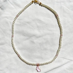 Handgjort halsband  - Supergulligt halsband med pärlor och en söt liten rosa kanin som jag har gjort själv 💗🐰 Checka in min webbshop https://www.beadedful.com/ för fler söta handgjorda smycken! 