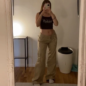 Beiga byxor  - Säljer dessa coola byxor från Vero Moda, 100kr plus frakt🤍 