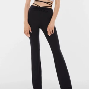 Snygga leggings med snörning - Ett par snygga svarta leggings med snörning i storlek S. 