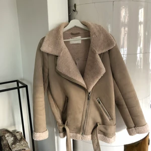 Beige fodrad vinterjacka - Från zara, sparsamt använd och i fint skick! Frakt går på +120kr. Så länge annonsen inte är markerad som ”såld” finns jackan kvar. 