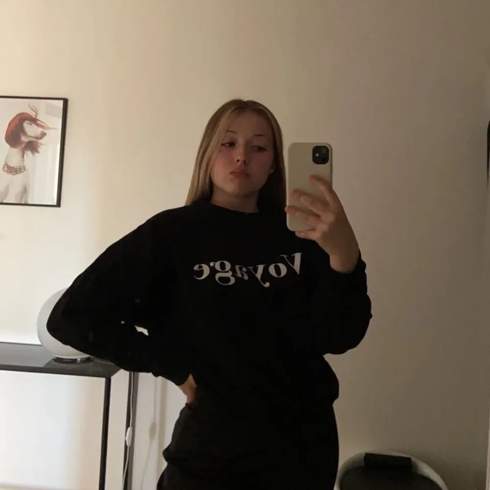 Säljer denna sweatshirt från ginatricot, 70kr plus frakt🤍. Tröjor & Koftor.