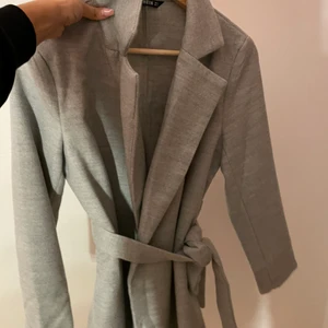 Höst kappa  - En fin och oanvänd kappa som passar perfekt till hösten, storlek S men sitter perfekt som Xs, säljes på grund av fel storlek.  Pris kan diskuteras 