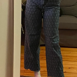 vida jeans - så balla lasermönstrade jeans från asos!!! slutsålda så går inte att få tag på längre! använda max två gånger så de är i nyskick :-) säljer då de är för korta för min smak, jag är 166cm för referens!