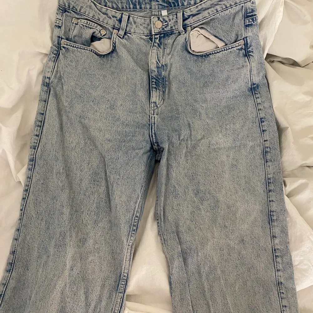 Ljusa Weekday-jeans i modellen Row. Längd passar mig som 164 cm. Använda men i bra skick!. Farkut & Housut.