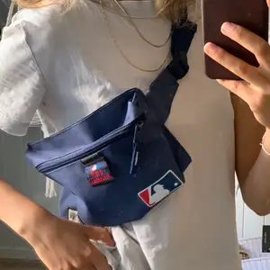 Marinblå bumbag💙