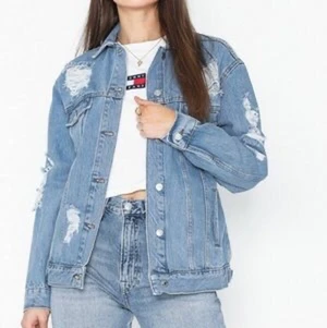 Topshop jeansjacka storlek 38 - Sliten oversized jeansjacka från Topshop/Nelly! Använd 2 gånger 💙