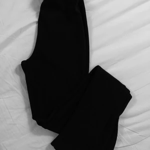 Zara byxor med slits - Superfina byxor från zara i storlek XS, har använt de bara några gånger!