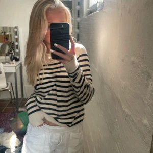 Randig finstickad tröja  - Lägger upp igen pga oseriös köpare. Randig finstickad tröja från Zara i så fint skick💕💕frakten är 66kr som står i leveransinformationen och lagt bud är lagt:))storlek S men passar XS-S