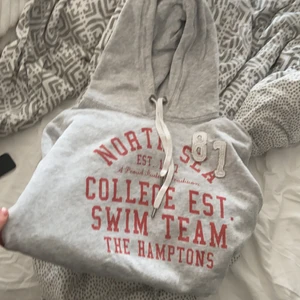 Hoodie hm  - Snygg hoodie från hm storlek M💘💘💘💘 bra skick inga fläckar eller så! Väldigt skön inuti❤️