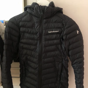 Peak performance jacka  - Köpt på barnavdelningen, men sitter som en XS! Sparsamt använd 🌟