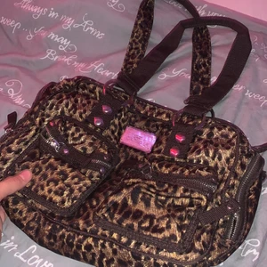 Leopard väska  - Bra kvalitet, stor som får med mycket.