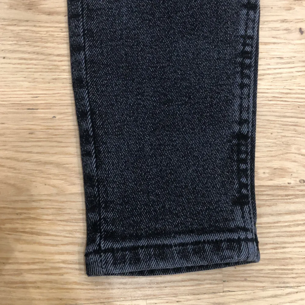 Ett par svarta ”washed” svarta jeans med stretchig tyg så den sitter bra på kroppen. Säljer på grund av att den är för liten för mig men väldigt snygg. Jättebra skick! . Jeans & Byxor.
