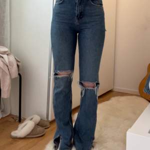 Säljer dessa superfina jeans från pull and bear med slits nertill i storlek 34. Säljer då de tyvärr inte kommer till användning längre. Kan mötas upp i Stockholm annars tillkommer det fraktkostnad. Skriv privat för fler bilder eller frågor!