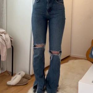Jeans - Säljer dessa superfina jeans från pull and bear med slits nertill i storlek 34. Säljer då de tyvärr inte kommer till användning längre. Kan mötas upp i Stockholm annars tillkommer det fraktkostnad. Skriv privat för fler bilder eller frågor!