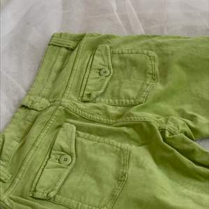 säljer dessa jätte fina gröna byxor, dom är lite utsvängda ifall du har större lår! skriv för mer bilder! innerbenslängd: 79cm och midjemåttet: 85cm ❤️ buda eller köp direkt för 300+ frakt ! ❤️