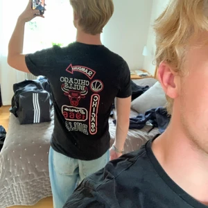 Chicago Bulls T-shirt - Säljer denna svinsnygga T-shirt som jag tyvärr växt ur. Skick 9/10. Strl är M. Bara att skriva PM om du har några frågor eller vill buda på den. Budgivningen avslutas på söndag. Ifall frakt önskas, står köparen för frakten.