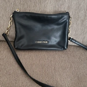 Calvin Klein väska  - Calvin Klein axleremväska i skinn. Använd fåtal gånger. Nypris 900kr.