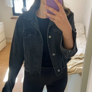Jeansjacka svart - En jeansjacka jag själv klippt kort, använt ett fåtal gånger men är i väldigt bra skick!🌸 strl 40 men perfekt på mig som är 38, säljer för 150kr💞