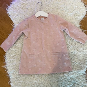 HM klänning  - Rosa klänning strl 80 från HM 