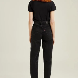 Levi’s Balloon Jeans - Knappt använda jeans från Levi’s. Köpta för 1149kr. Storlek w27 l26. 