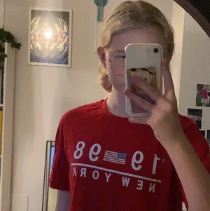 Croppad New York tröja - Croppad topp från HM divided. Den är använd relativt mycket, men fortfarande i bra skick. Köpare står för frakt, priset är alltså 50kr + frakt 