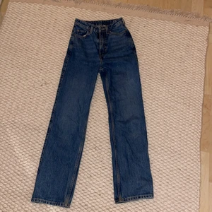 Rowe jeans från weekday - Blå jeans i stilen rowe från weekday. Snygga och fräscha! Nypris 500kr, säljer för 219 ink. frakt!