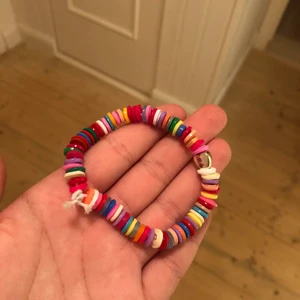 Färgat strand halsband/armband - Säljer ett armband och ett halsband! Fina färger och snygga! Köper man båda kostar det 15kr+frakt.         För sig kostar armbandet kostar 7kr+frakt och halsbandet kostar 12+frakt. Frakten ingår inte!