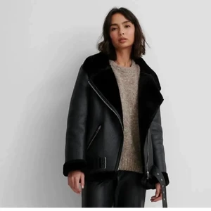 Jacka  - Jätte fin jacka från nakd. Använd fåtal gånger! Perfekt nu till vinter och höst! Köptes för 1000 storlek 32 men passar mig som har 34/36💕