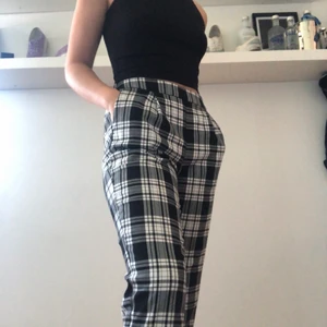 Rutiga byxor - Svart/vit rutiga byxor från ginatricot, Stl.34. Uppvikta. 