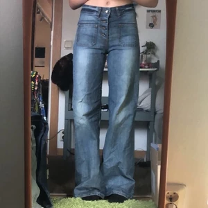 Jeans  - Vida högmidjade jeans💞 Med fickor bak och fram, ganska bra längd på mig som är 165😋