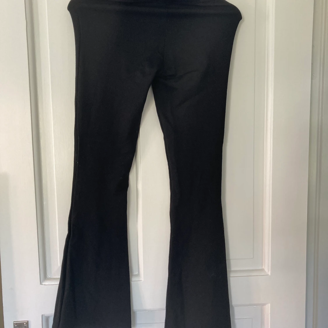 Utsvängda byxor från Ginatricot  - 90