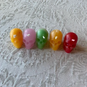 Döskalle ljus - Handgjorda ljus i formen av dödskallar, de säljs separat. 1 ljus för 20kr, köp 3 för 50kr 🤍