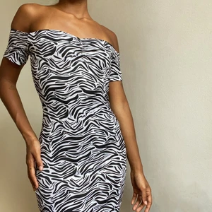 Zebra klänning  - denna klänning sitter som en smäck, man kan röra på sig utan att känna att det är tajt trots att den sitter som det ska🤍 Använd 2ggr, i bra skick 🥰