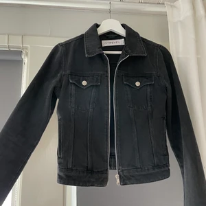 Jeans jacka - Snygg jeans jacka i svart med dragkedja. Storlek S från Ivy Revel, perfekt att matcha till jeans, en klänning vad som helst.😃