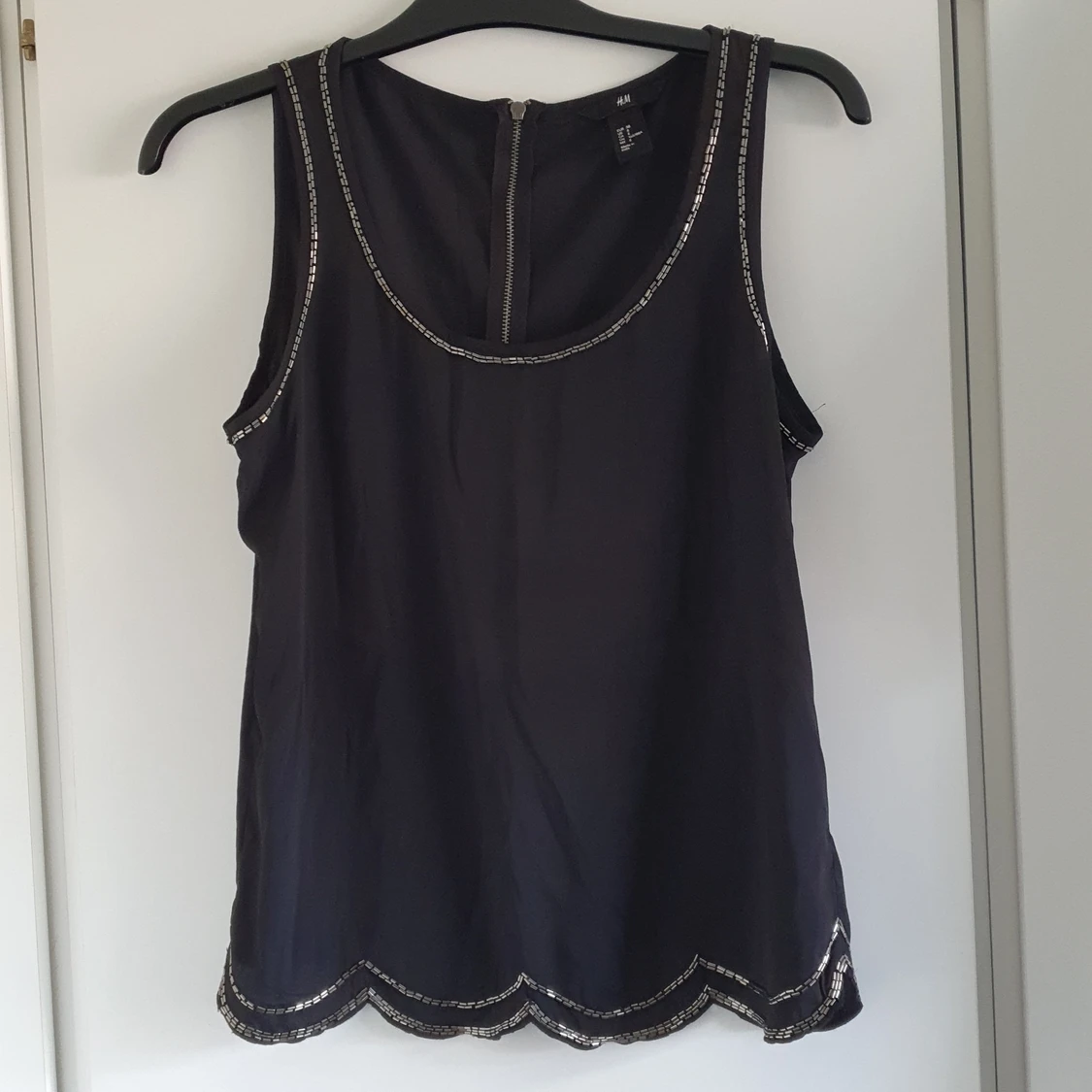 Svart linne med pärlor