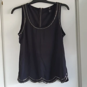 Svart linne med pärlor - Använd en gång. Som nytt! 