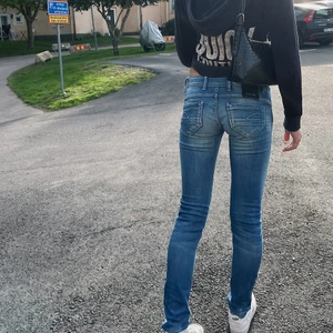Vintage lågmidjade jeans - Ett par skit snygga lågmidjade jeans från 2000-talet. Coola detaljer på fickorna. Går inte att köpa i butik. Storlek 25/32. Frakten ligger på 66kr. Budgivning om de är många intresserade🤩