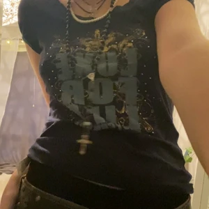 Juicy couture t-shirt - Juicy couture t-shirt i en mörkblå färg med tryck på framsidan. Begagnad men mycket bra skick. Har fler bilder så det är bara att fråga! Strl S men passar även M. Köparen står för frakt! Kontakta om du är intresserad eller har övriga frågor, besvarar gärna på dem!