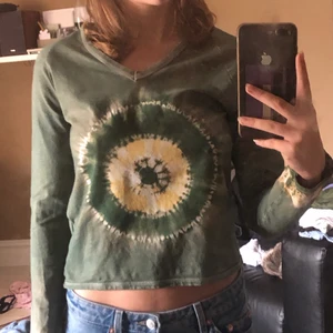 Tiedye  - Superfin tiedye tröja från märket HENNES, står att det är storlek M men den är ganska liten i storleken och lite kortare i modellen😊 köparen står för frakt☺️