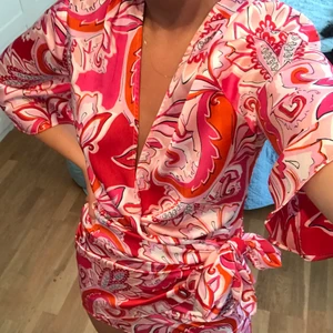 Klänning - Klänning ifrån zara i detta supercoola mönstrade material. Använd fåtal gånger och i mycket bra skick. Frakt tillkommer 💕