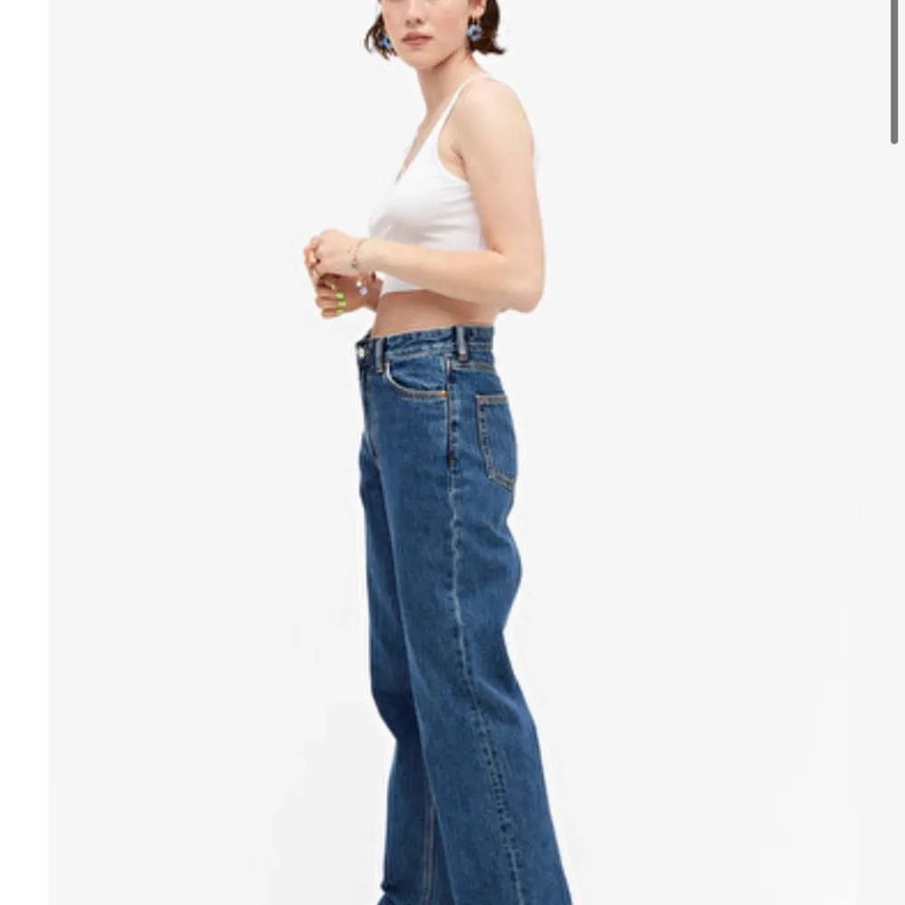 jeans köpta på monki tidigare i år. lite slitningar längst ner hör av dig för flera bilder! . Jeans & Byxor.