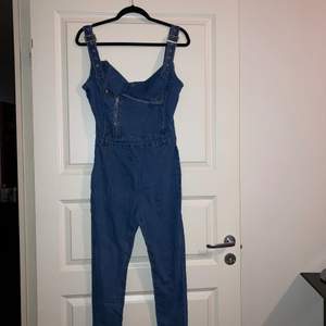 Blå jeans jumpsuit från shein ej använd i bra skick